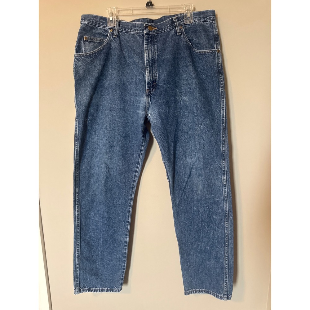 Wrangler Authentic Jeans Mens 38x32 Medium Wash Denim Straight Leg Workwear Blue